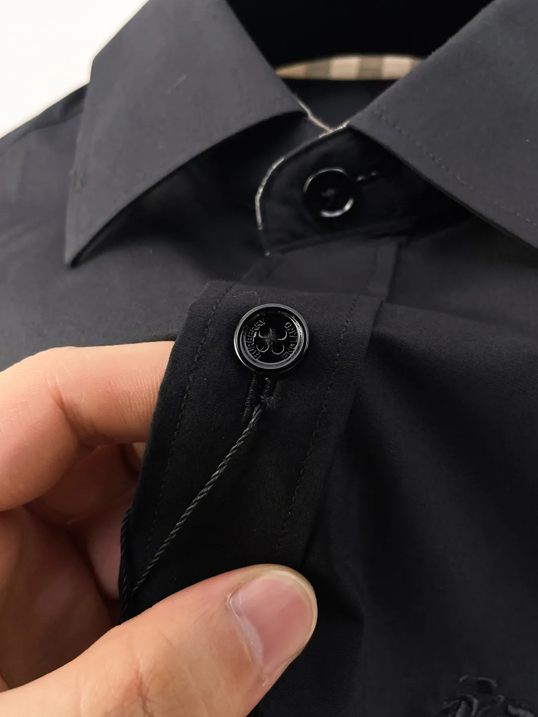 Burberry New Arrival shirt, complete with three labels, original fabric, original customized accessories, official Same Style, made of pure cotton fabric, customized, same vat dyed fabric, very comfortable and smooth to the touch, very wide and stylish, produced by a first-line brand factory, woven with imported yarn, long-wearing without deformation, the most New Arrival style in spring and summer, fashionable and individual, super Versatile and good-looking, very suitable for both men and women, a must-have size Size: S-XXL